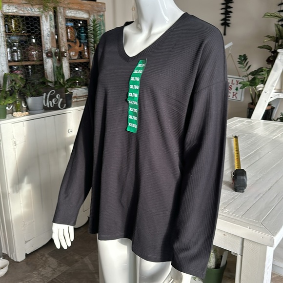 Ellen Tracy size XL ribbed, black, long sleeve V-neck shirt NWT slits I. Side - Picture 3 of 11